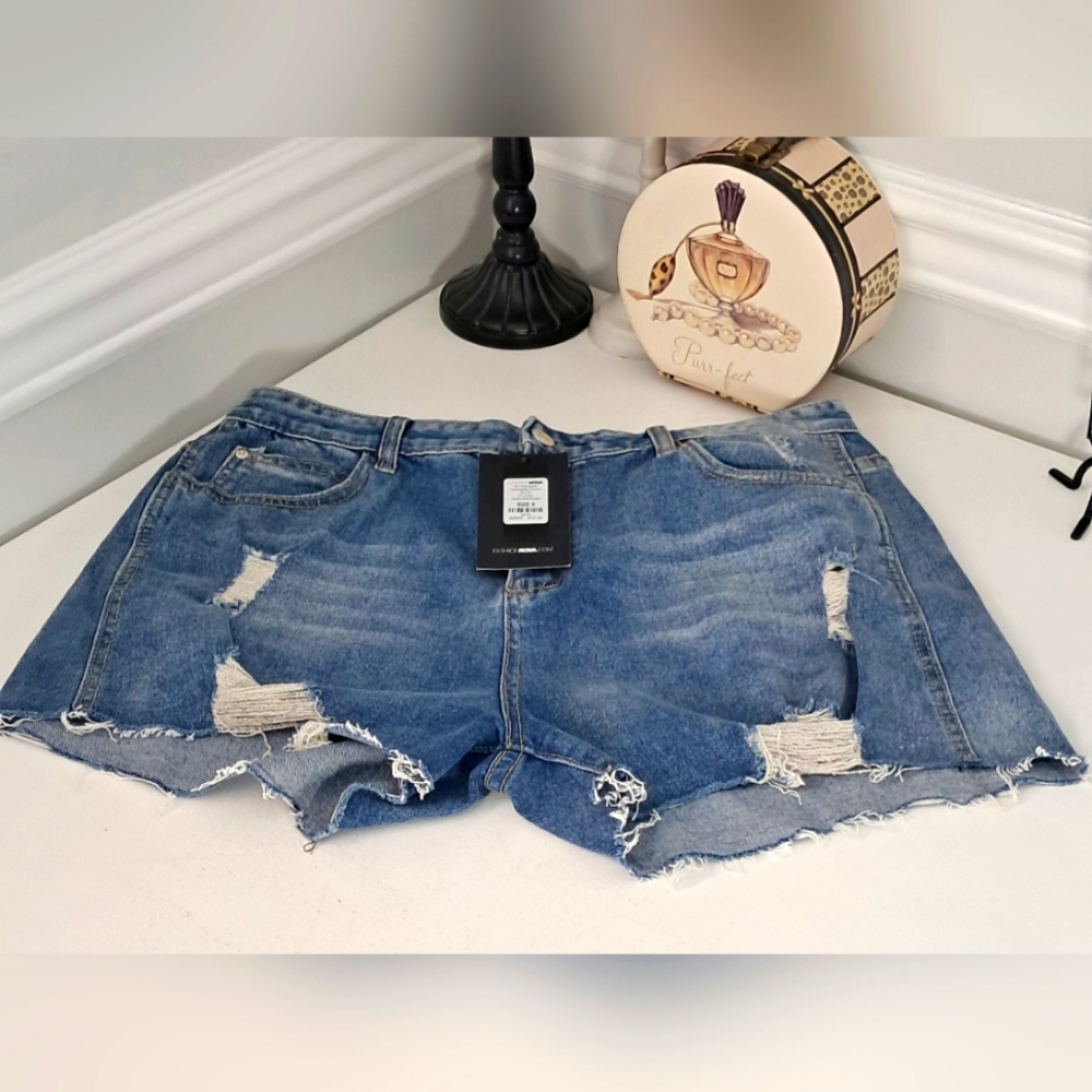 Fashion Nova Medium Wash No Apologies Distressed Denim Shorts Sz 9 NWT